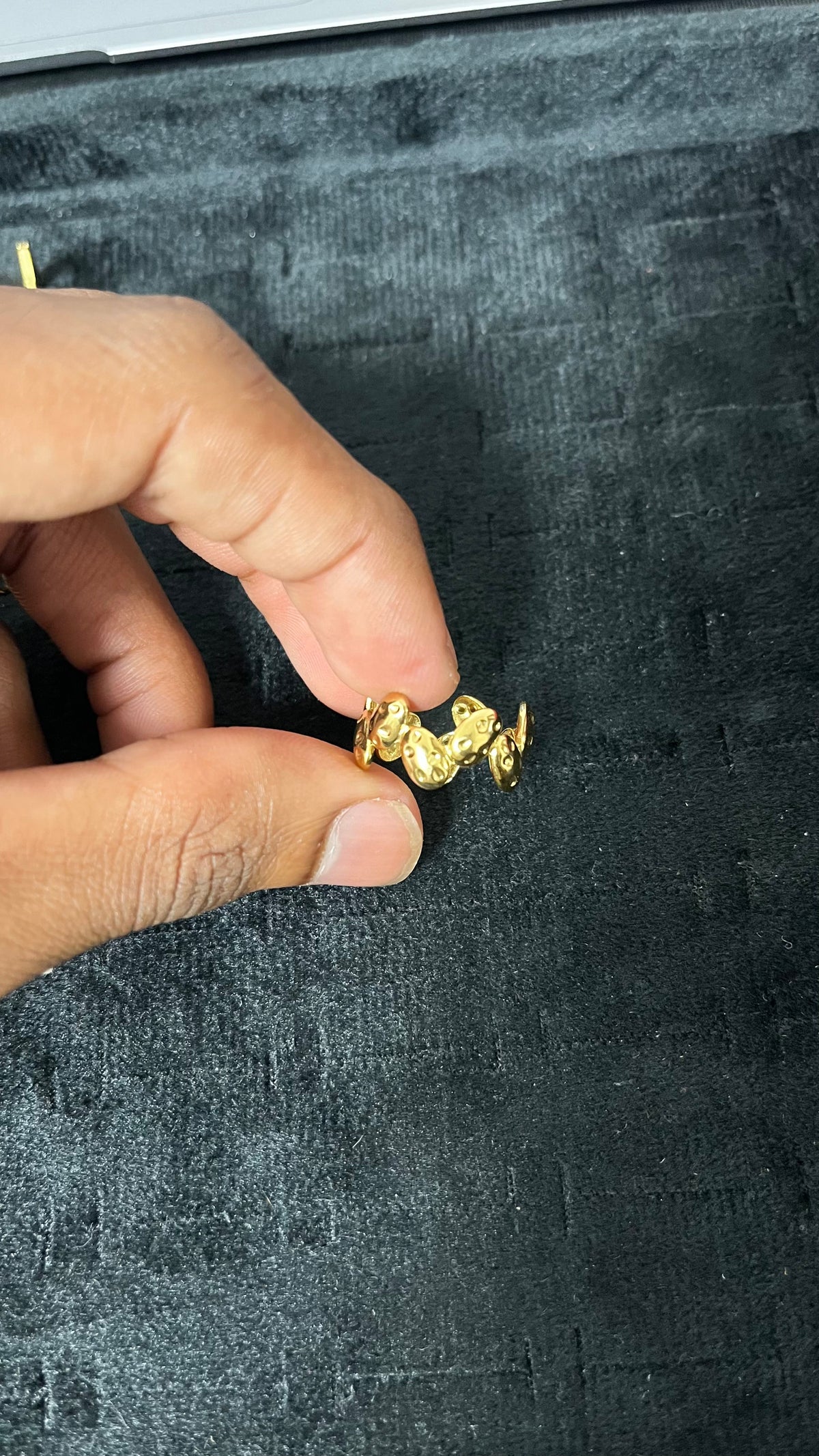 Organic Elegance: Gold-Tone Leaf Ring